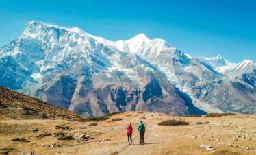 Couple trekking in the Annapurna Circuit